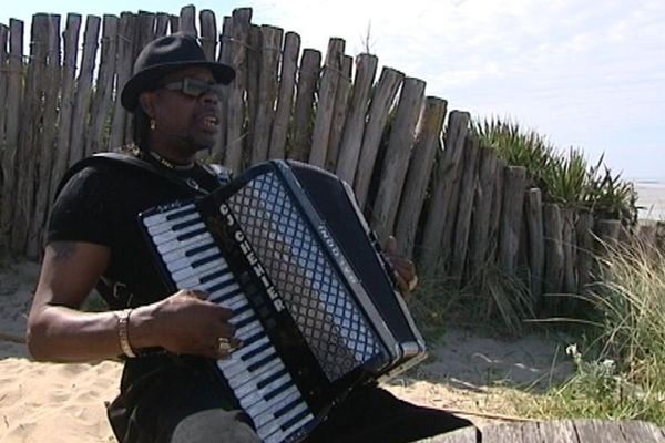 C.J Chenier et son accordéon, sur la plage de Blainville-sur-Mer