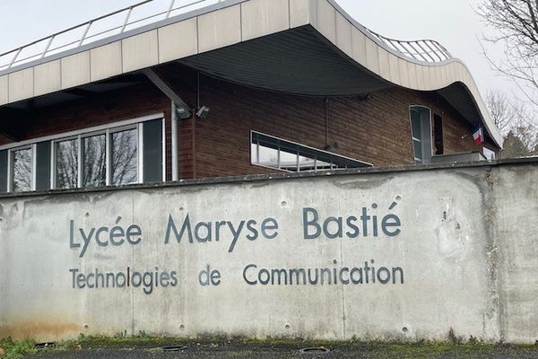 Inès était scolarisée en 3ᵉ au lycée Maryse Bastié de Limoges où une cellule psychologique a été mise en place.