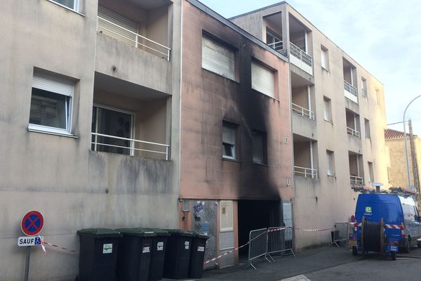 l'entrée du parking d'où le feu est parti - La Roche-sur-Yon (Vendée)