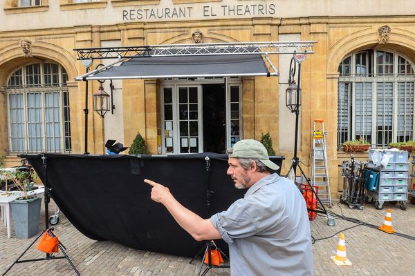 Samuel Theis, place de la Comédie, à Metz, lors du tournage de scènes du film "Je le jure". Mis en cause par un technicien, le cinéaste a dû terminer le film à distance.