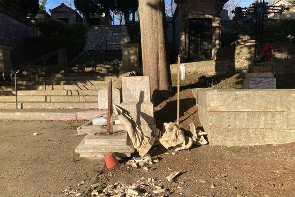 Des tombes et statues avaient été cassées et jetées au sol.