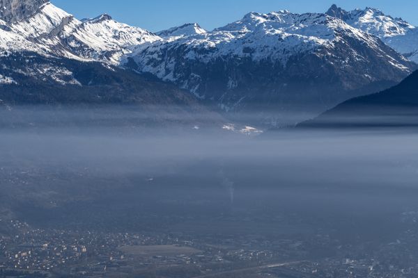 Un nuage de pollution au-dessus de Passy (Haute-Savoie), dans la vallée de l'Arve, le 24 février 2019.