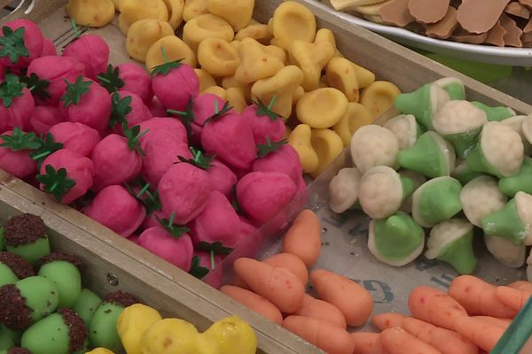 Parmi les spécialités limousines des Rameaux, les petites gourmandises en pâte d'amande sont devenues rares.