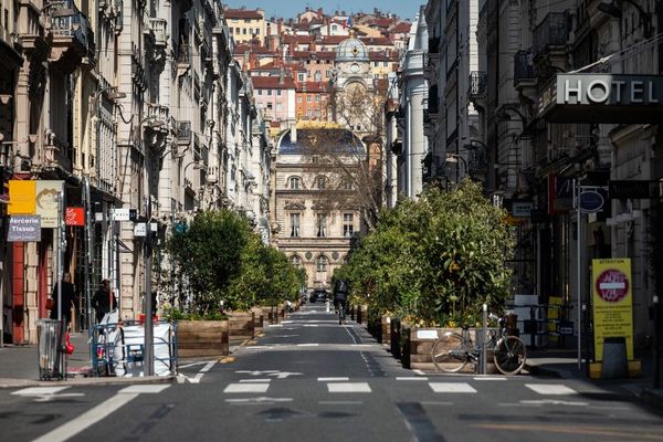 Lyon résiste mieux. "40% des commerces de la presqu'île sont des grandes enseignes qui font le pari de passer le cap, 60% sont des magasins indépendants, plus agiles, plus souples." 