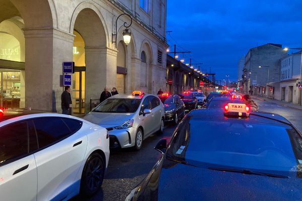 Les chauffeurs de taxi ont défilé dans le le centre-ville de Nîmes pour pouvoir circuler dans l'Ecusson sans être verbalisés.