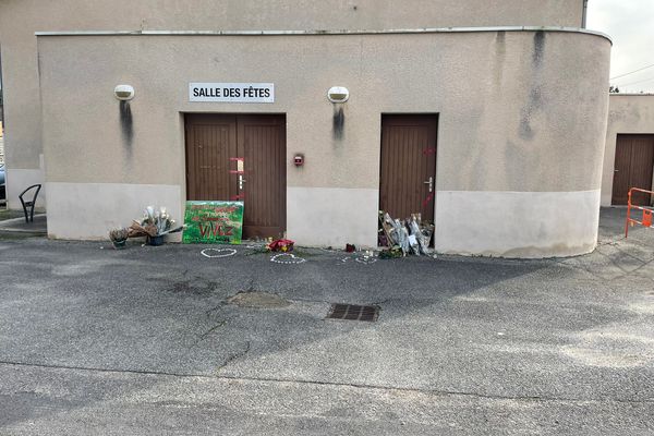 La salle des fêtes de Crépol où était organisé le bal du village le samedi 18 novembre 2023. Des fleurs et des hommages restent pour honorer la mémoire de Thomas, 16 ans, poignardé à mort.