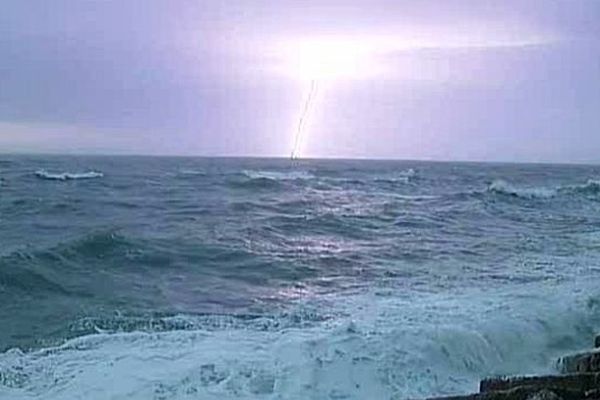 Un orage en mer au large de Sète - 4 octobre 2013.