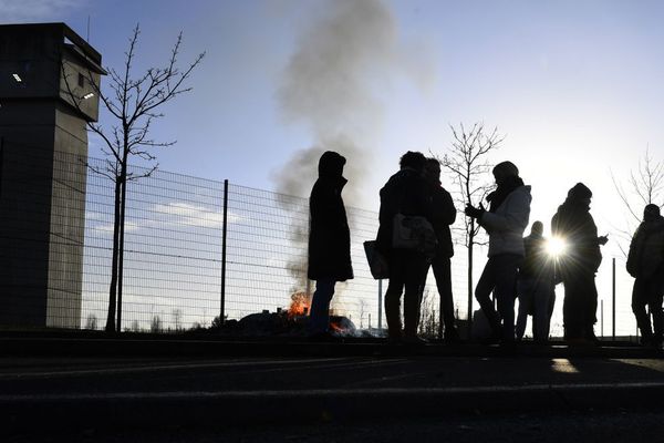 Des gardiens bloquant la prison de Vezin-le-Coquet près de Rennes, le 26 janvier.