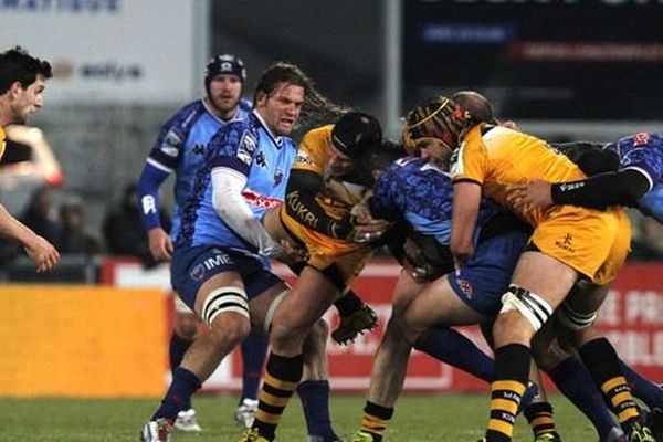 Les Grenoblois, en bleu, n'ont même pas fait illusion face aux "guêpes" anglaises. Humilés après leur défaite 47 à 7, les joueurs du FCG voient la qualification pour le prochain tour de l'Amlin Challenge Cup s'éloigner quasi irrémédiablement. 