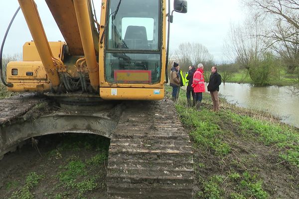 Le curage de la Lawe à Lestrem a pris du retard à cause des fortes pluies de ces derniers jours.