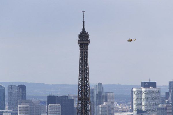 Mardi, deux hélicoptères militaires vont survoler Paris.