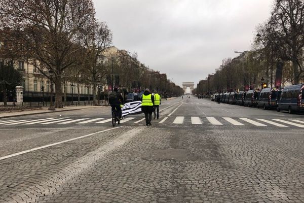 Les Champs-Elysées, samedi 1er décembre, le matin.