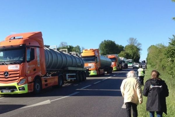 Les trois camions citernes sont restés bloqués devant le site de GDE, le jeudi 22 mai 2014