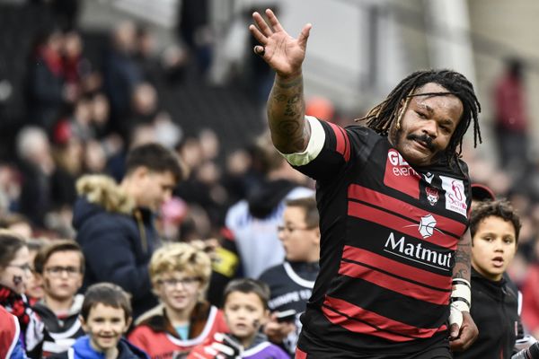 En battant La Rochelle très largement à Gerland (45 à 17), les lyonnais ont su profiter des erreurs des "jaune et noir". Le LOU décroche ainsi sa 8eme victoire en 9 matches et conforte son statut de leader. Mathieu Bastareaud, lui, jouait son dernier match au LOU avant de partir pour les USA.