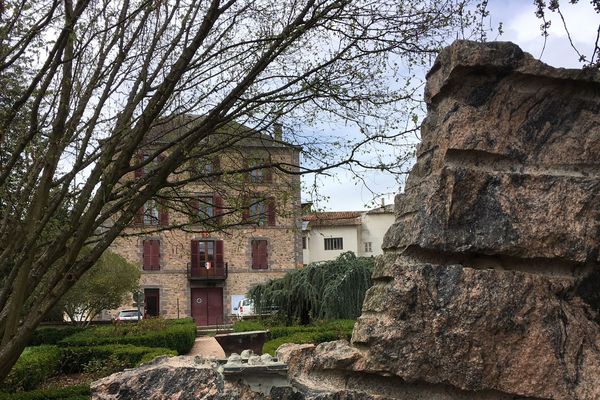 A Montaigut-le-Blanc, une partie du monument érigé en hommage à l'ancien maire et résistant Paul Amouroux a été volé début avril. Un buste en bronze fait notamment partie du butin. Elus et habitants sont consternés.