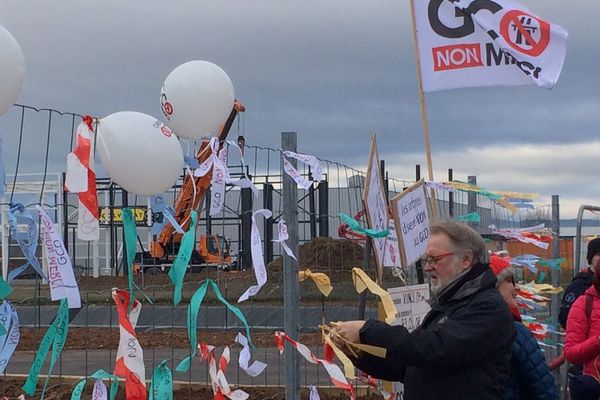 Les manifestants anti GCO se sont arrêtés devant un algeco de Vinci