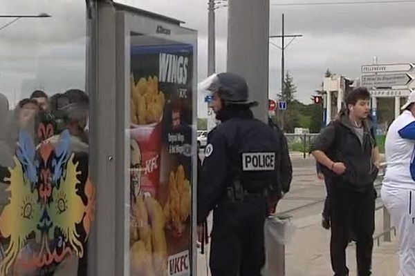 La police interpelle des jeunes à l'arrêt du tramway près de Jean Monnet à Montpellier