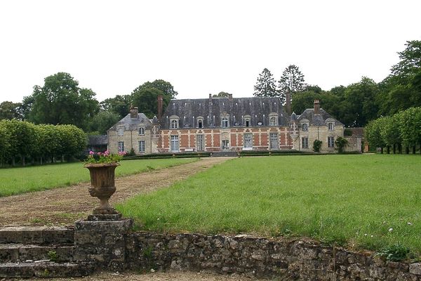 Dans l'Orne, à Sérigy, un LUNDI nuageux et humide au Château du Tertre.