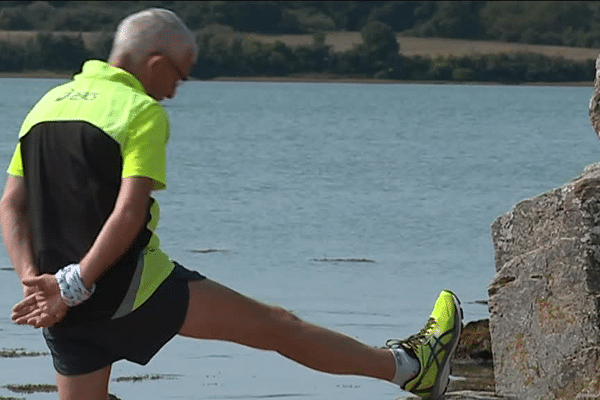 Dominique Cado en pleine séances d'étirement lors de son jogging 