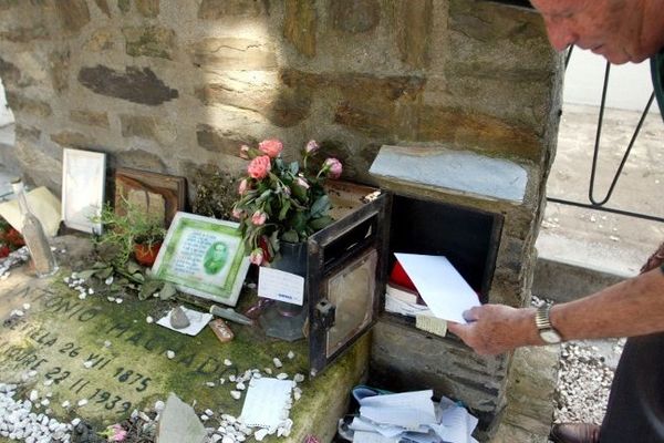 75 ans après sa mort Antonio Machado continue à recevoir du courrier au cimetière de Collioure.