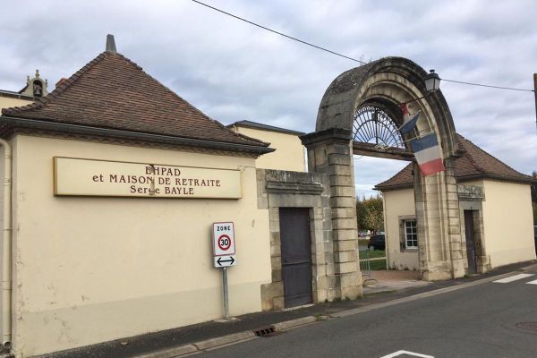 Un cluster de plus de 60 personnes positives au COVID 19 a été identifié à l'EHPAD d'Aigueperse dans le Puy-de-Dôme.