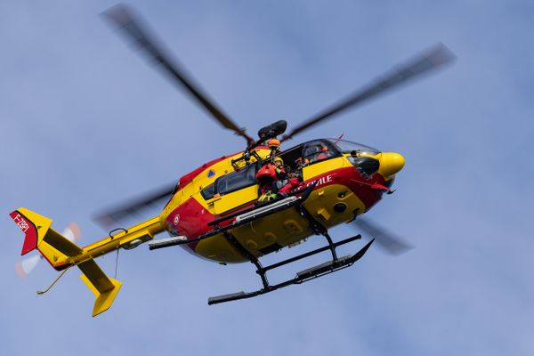 L'hélicoptère de la sécurité civile Dragon 50 est intervenu ce vendredi 13 décembre pour transporter un garçon de 10 ans gravement blessé après avoir été renversé par une voiture à La Hague.