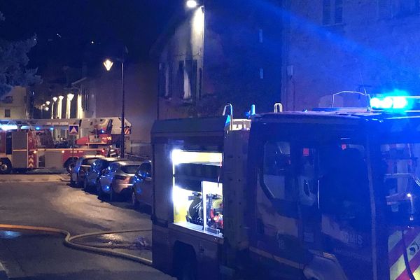 Le feu a pris au premier étage, dans la cuisine. La maisonse situe rue Pierre Dupont à Couzon-au-Mont-d'Or