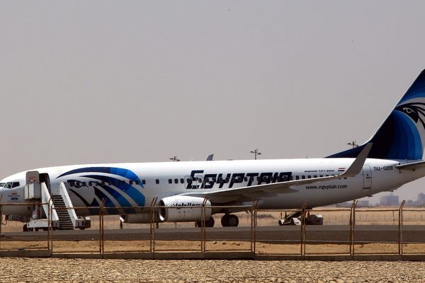 C'est un Airbus A320 d'Egyptair comme celui ci dont les débris en mer sont activement recherchés