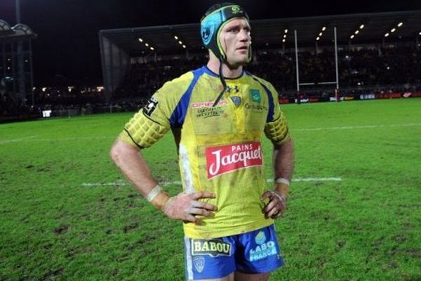 Julien Bonnaire de Clermont réagit à la fin du Top 14 de rugby match union française La Rochelle face à l'ASM Clermont Auvergne le 31 Janvier 2015 au stade Marcel Deflandre à La Rochelle