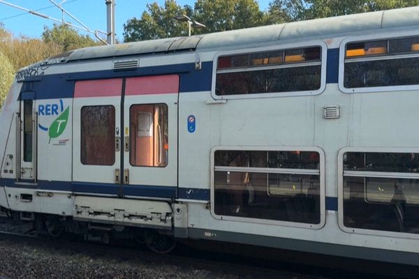 Deux personnes sont grièvement blessées. Pour l'instant, la cause de cette bagarre survenue dans le RER E ce lundi 4 novembre n'est pas connue.