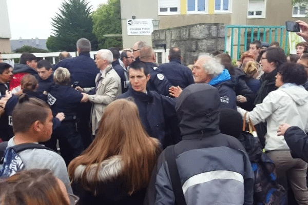 Évacuation vigoureuse par la police de l'entrée du collège Surcouf - 2/12/2016