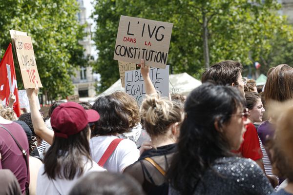 Image d'illustration. Une manifestation à Paris, le 26 juin 2022, en soutien aux femmes américaine après l'abrogation du droit à l'avortement par la cour suprême américaine.