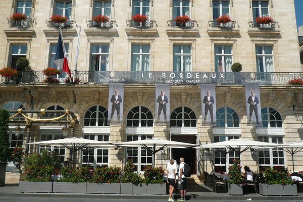 Face à l'Opéra, l'InterContinental Bordeaux - Le Grand Hôtel est un établissement cinq étoiles, son restaurant, Le Pressoir d'Argent, est dirigé par le chef anglais Gordon Ramsay et compte deux étoiles au guide Michelin. 