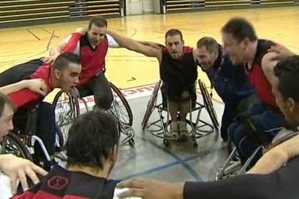 Entretenir et renforcer l'esprit d'équipe, c'est l'un des objectifs des joueurs handibasket au Puy-en-Velay, pour pouvoir accéder au meilleur niveau national.