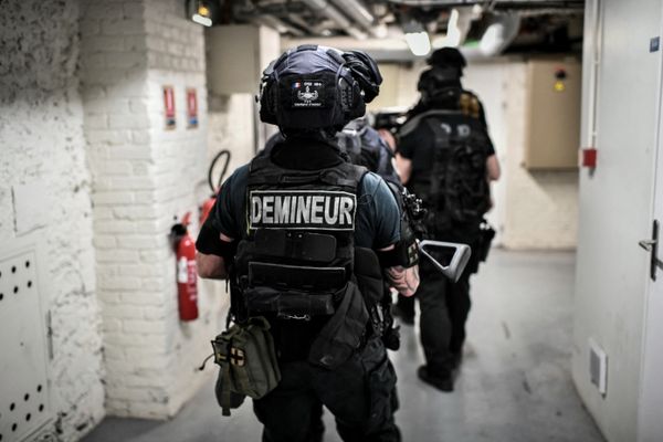 La justice entend poursuivre tous les auteurs de fausses alertes à la bombe, qui nécessitent systématiquement des évacuations et des levées de doutes par des équipes spécialisées. Photo d'illustration