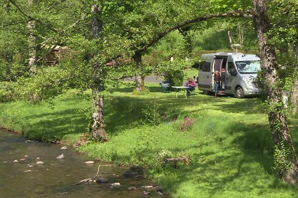 Dans le Cantal, des campeurs défendent le camping traditionnel.