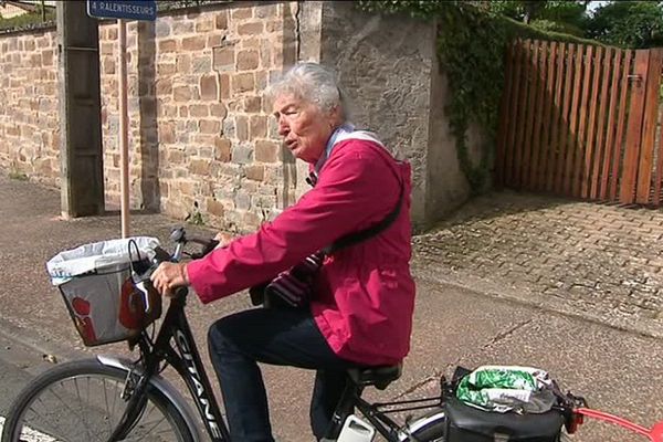 Tous les vendredis, Suzanne Laurié enfourche son vélo électrique. Direction : Carmaux, à 5 kilomètres de là.