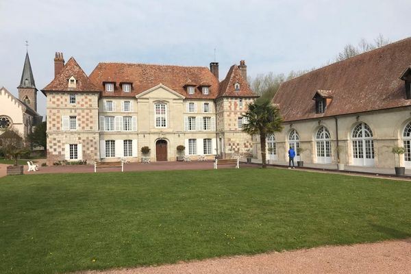 Le Château d'Hermival (14) reporte les mariages qui auraient dû se tenir au mois d'avril et de mai 2021.