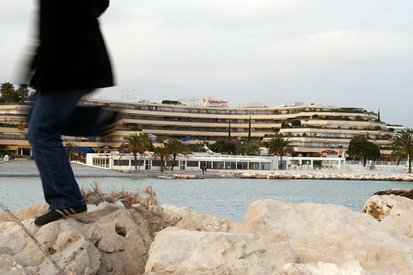 Le corps a été retrouvé vers 15h dans les rochers du port de Saint-Laurent-du-Var par un promeneur.