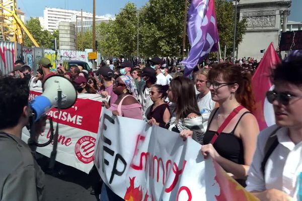 La manifestation "contre le coup de Force de Macron" a rassemblé près de 4 000 personnes à Marseille samedi 7 septembre.