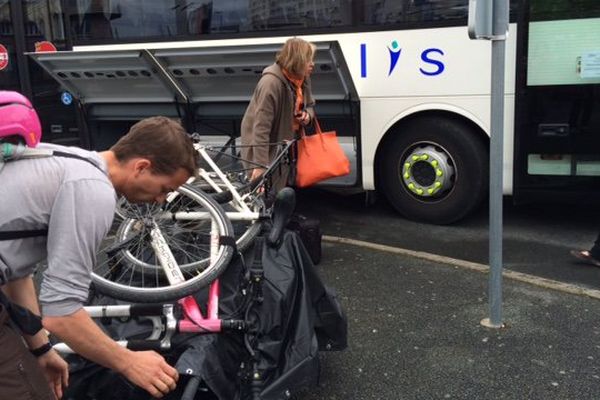 Pour certains usagers, transporter leur vélo devient particulièrement malaisé.