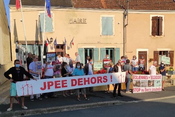 Des opposants au projet de parc éolien manifestent devant la mairie de Sassierges-Saint-Germain.