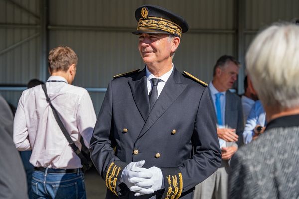 Originaire de Toulouse et diplômé en droit, Laurent Carrié, préfet du Gers, avait auparavant occupé le poste de préfet délégué à l'égalité des chances dans les Bouches-du-Rhône.