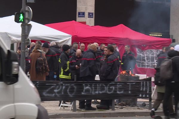 Les pompiers en grève à Lyon : une action coup de poing devant le siège de la métropole lancée dimanche soir se poursuivait ce lundi matin - 18/11/24