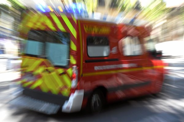 Les sapeurs-pompiers sont intervenus pendant plus de deux heures pour secourir les deux jeunes.