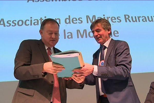 Remise au préfet de la Moselle des premiers cahiers de doléances, samedi 23 février 2019, à l'occasion de l'assemblée générale des maires ruraux de la Moselle.