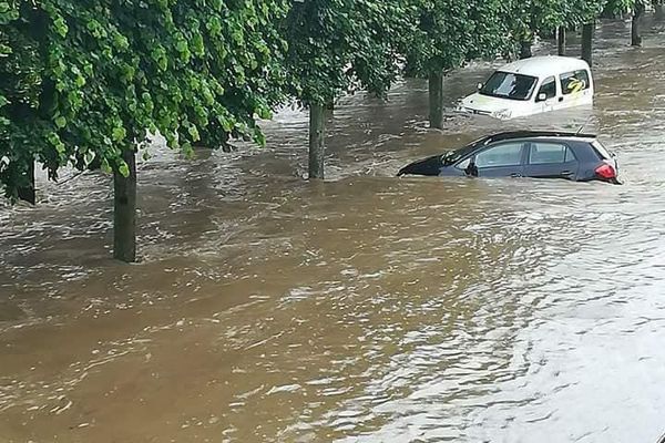 Vimoutiers (Orne) sous l'eau, ce jeudi 2 mai 2024 au matin.