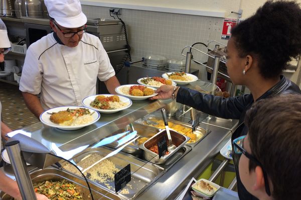 Dans le cadre du Nantes Food Forum, les cuisines scolaires pouvaient participer au défi "Des boulettes pour sauver la planète", et composer des boulettes bio pour les élèves.