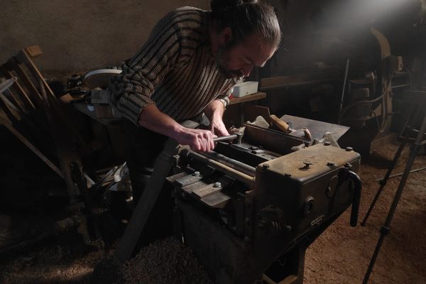 Cyrille Dumoutier est tonnelier traditionnel installé depuis 2016 à Uxeau