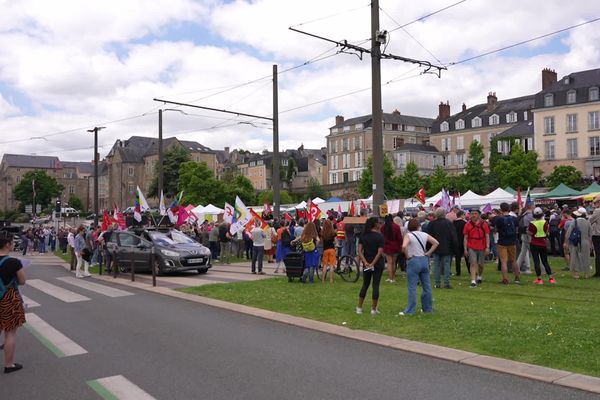 A une semaine des élections législatives, un petit millier de personnes ont manifesté contre l'extrême-droite ce dimanche 23 juin dans les rues du Mans, dans la Sarthe, et notamment des associations féministes.